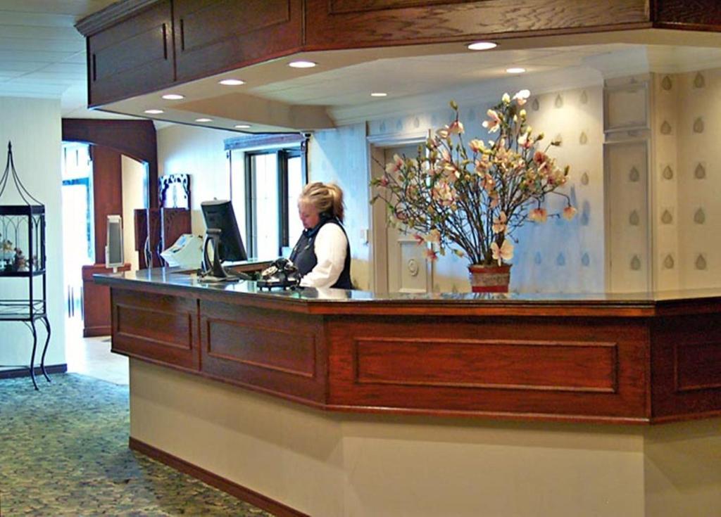 Ambassador Hotel Садбери Экстерьер фото