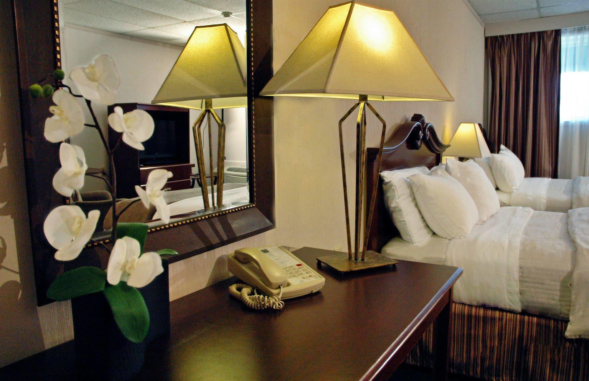 Ambassador Hotel Садбери Экстерьер фото